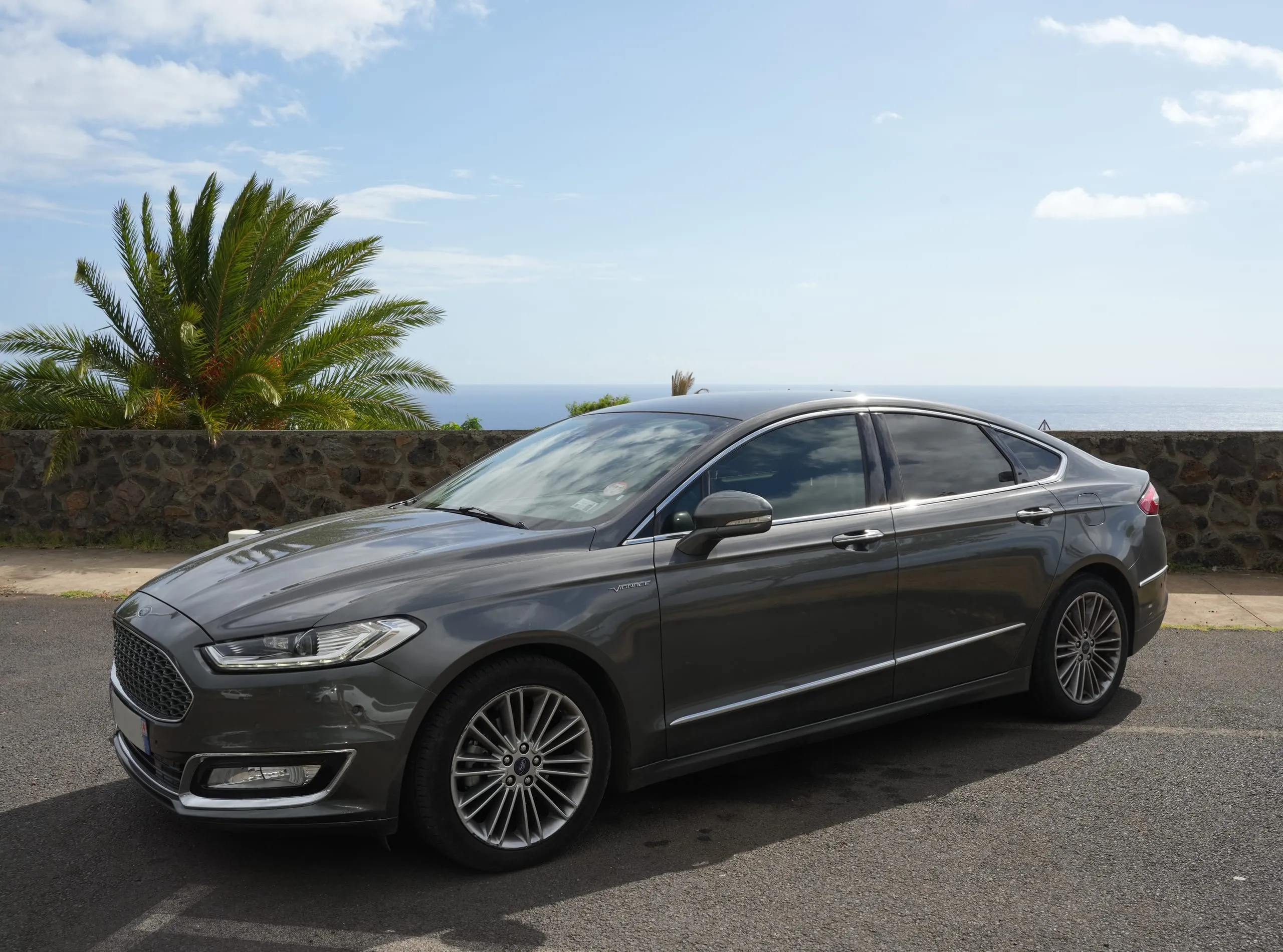 Ford Mondeo Privatchauffeur La Réunion, Parkplatz in Saint-Leu