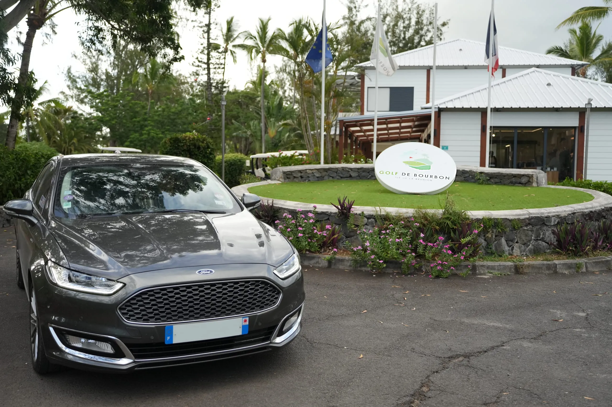 Ford Mondeo Privatchauffeur La Réunion am Golfplatz von Étang-Salé